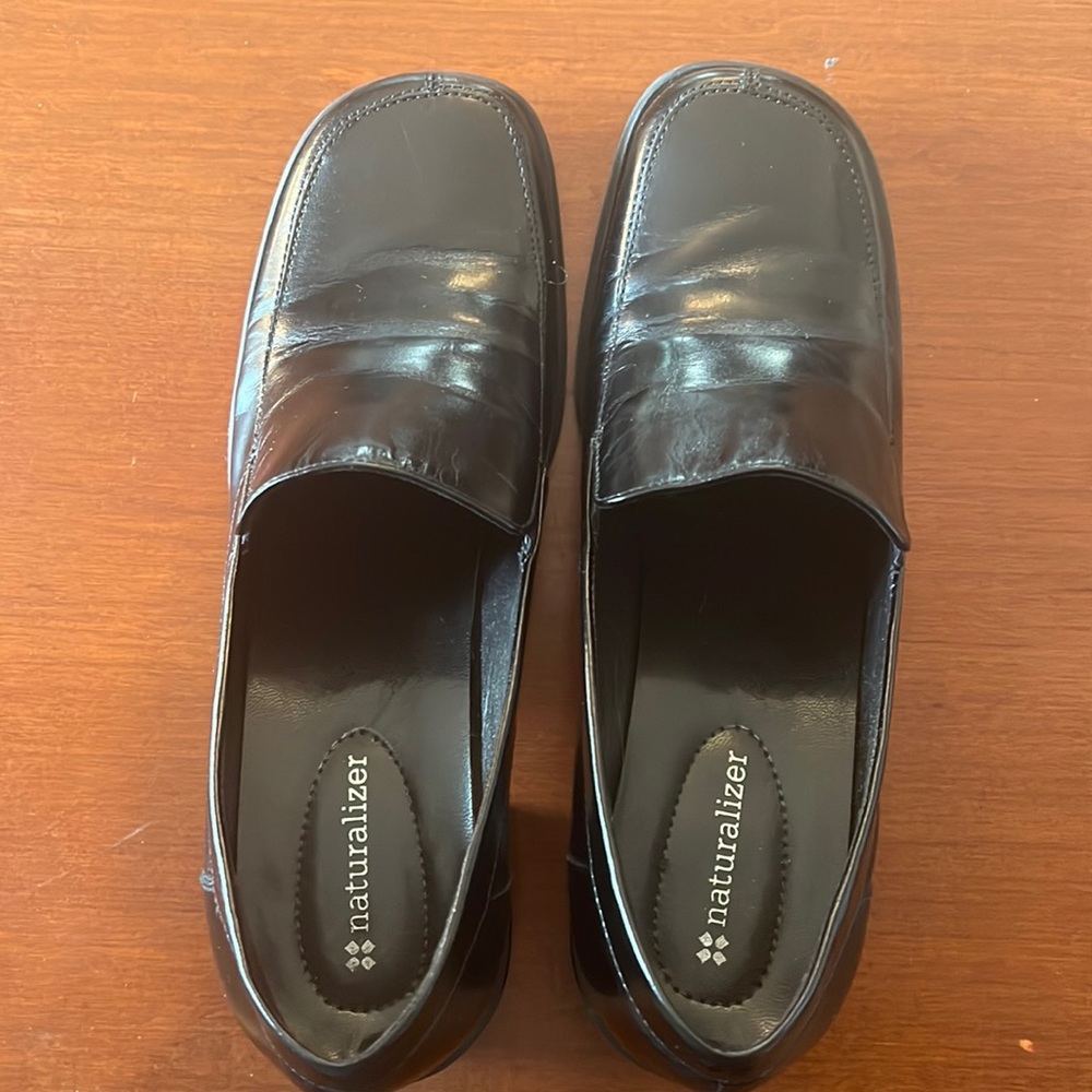 Black heeled loafers by Natualizer